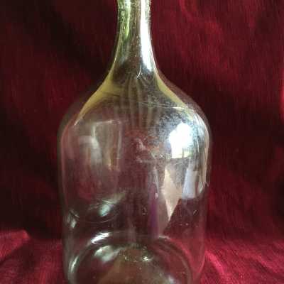 Many bubbles, large pontil with tuck-in bottom, Beautiful transparency, light in hand