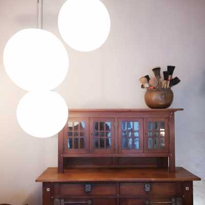 Suspension three opaline globes