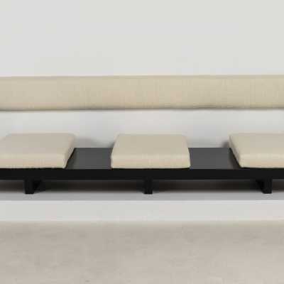 Large Brazilian bench in black lacquered wood, reupholstered cushions in high-end woolly fabrics, the backrest is fixed to the wall. Aerial design and superb proportions. Around 1960