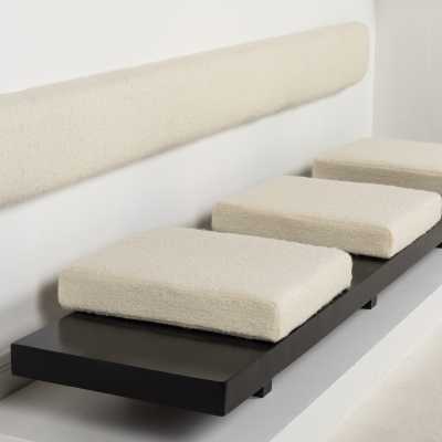 Large Brazilian bench in black lacquered wood, reupholstered cushions in high-end woolly fabrics, the backrest is fixed to the wall. Aerial design and superb proportions. Around 1960
