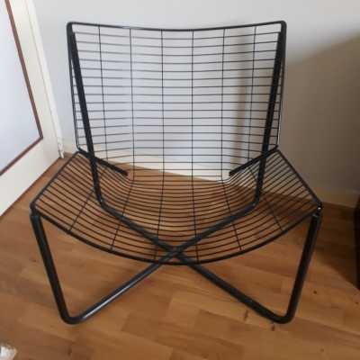 BLACK JARPEN ARMCHAIR