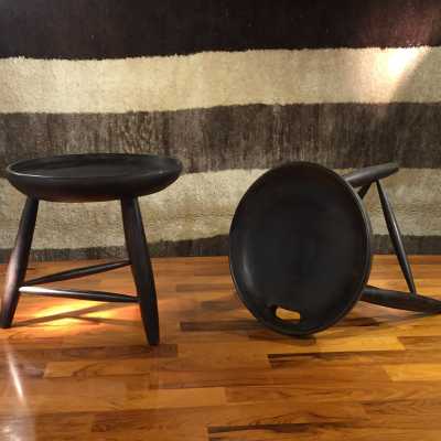 Sergio Rodrigues (1927-2014) Banco Mocho Pair of tripod stools Ebony lacquered rosewood