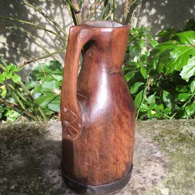 Thumb handle decorated at its base with a adornment engraved with a rosette flower