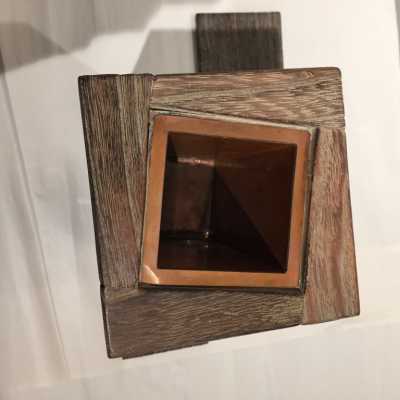 Vase and its two lacquered wood trays