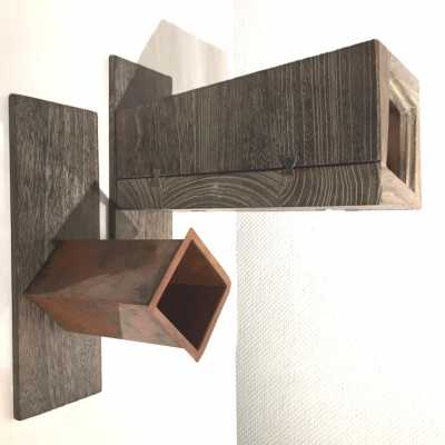 Vase and its two lacquered wood trays