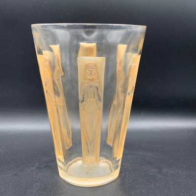 Vase 6 Figures