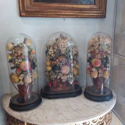 Trois globes avec composition florale