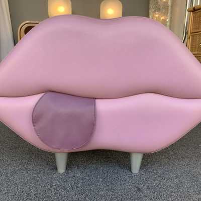 stool pouf mouth leather italy 1980 1990