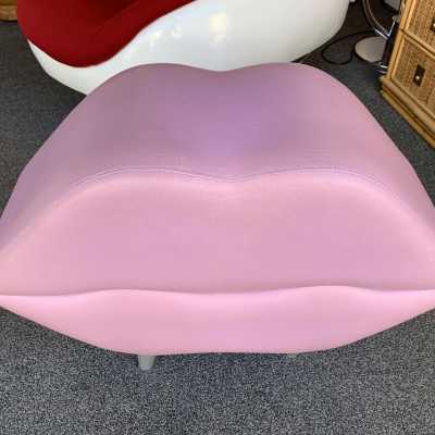 stool pouf mouth leather italy 1980 1990