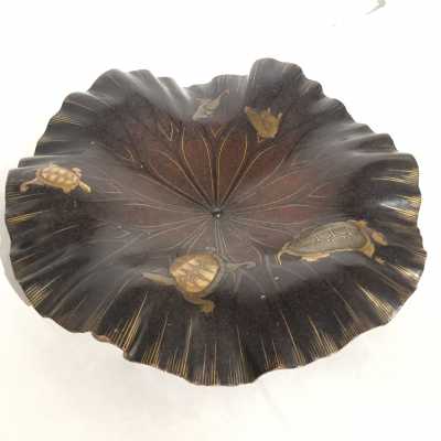 Feuille de lotus en bois sculpté laqué nashiji avec tortues et grenouilles - Japon