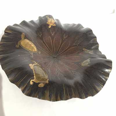 Feuille de lotus en bois sculpté laqué nashiji avec tortues et grenouilles - Japon