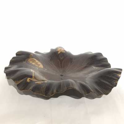 Feuille de lotus en bois sculpté laqué nashiji avec tortues et grenouilles - Japon