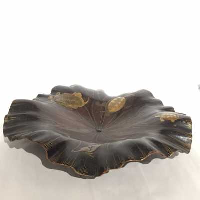Feuille de lotus en bois sculpté laqué nashiji avec tortues et grenouilles - Japon