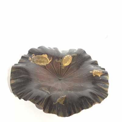 Feuille de lotus en bois sculpté laqué nashiji avec tortues et grenouilles - Japon