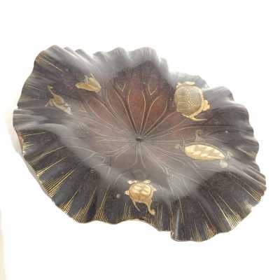 Feuille de lotus en bois sculpté laqué nashiji avec tortues et grenouilles - Japon