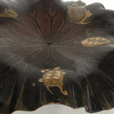 Feuille de lotus en bois sculpté laqué nashiji avec tortues et grenouilles - Japon