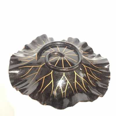 Feuille de lotus en bois sculpté laqué nashiji avec tortues et grenouilles - Japon