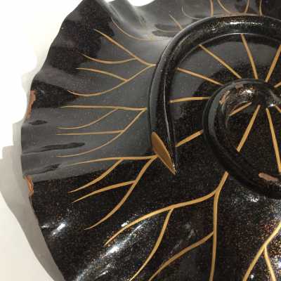 Feuille de lotus en bois sculpté laqué nashiji avec tortues et grenouilles - Japon