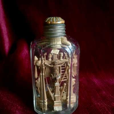 Extraordinarily meticulous and complete, of great fineness of realization, one can recognize many religious symbols with almost all the Instruments of the Passion around Christ on the Cross