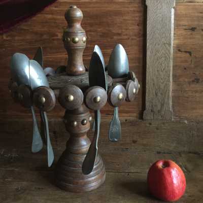 Holder spoons of Brittany, good condition, normal coat hooks (with age, the wood dries and splits). Sold without the presentation spoons.