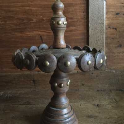 In turned chestnut wood, each hook is decorated with a brass nail, the upper central nail and those around the foot are in copper. 18 places for spoons on a perfectly rotating hook wheel.