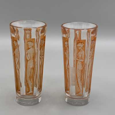 figurines glasses