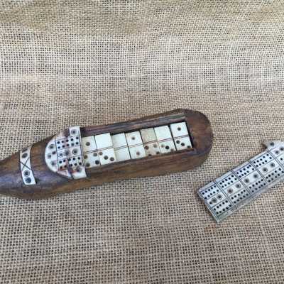 In the upper part, a locker comprising a set of small engraved bone dominoes, closed by a slide also in carved bone