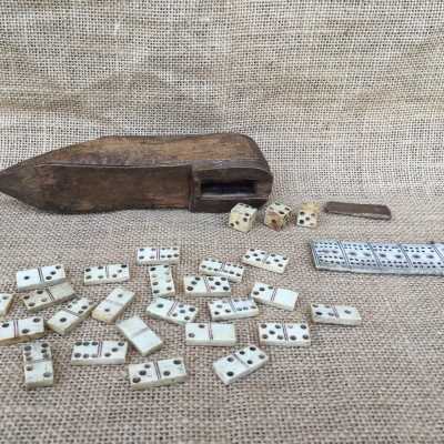 Good condition. Note the wear of use at the end of the small wooden slide below (but nevertheless it closes very well), and that 5 dominoes are missing (6-0; 5-0; 5-2; 3-3; 2-1) , the 1-0 domino has been amended (of origin)