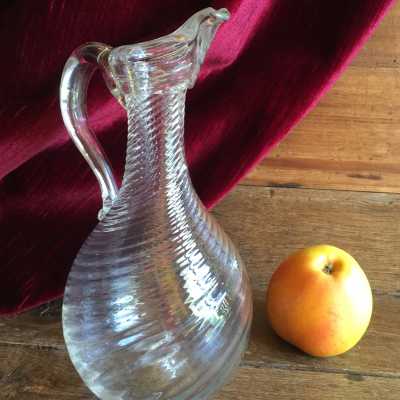 In blown glass with the effect of fine spiral threads, globular body, thin slender neck, hemmed pinched beak