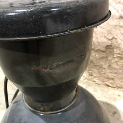 Industrial pendant light in enamelled sheet metal