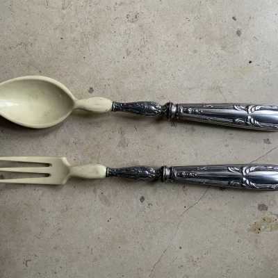 Salad servers
