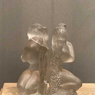 the 2 statuettes in profile