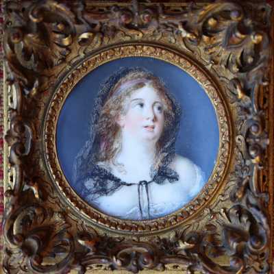 Miniature Sur Ivoire Représentant Une Jeune Femme Dans Un Cadre En Bois Sculpté Style Regence