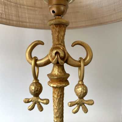 Pair of gilt metal cast iron table lamps in bronze style by Nicolas Dewael for Fondica. Other artists like Mathias, Stéphane Galerneau, Pierre Casenove worked for the French manufacture during the 1980s. France 1990. in the style of Garouste and Bonetti, Giacometti, Maison Jansen, Baguès, Charles, Hollywood Regency. floor lamp sconces chandelier 1970 mid-century modern brutalist brass gilt bronze metal chrome stainless steel
