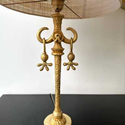 Pair of gilt metal cast iron table lamps in bronze style by Nicolas Dewael for Fondica. Other artists like Mathias, Stéphane Galerneau, Pierre Casenove worked for the French manufacture during the 1980s. France 1990. in the style of Garouste and Bonetti, Giacometti, Maison Jansen, Baguès, Charles, Hollywood Regency. floor lamp sconces chandelier 1970 mid-century modern brutalist brass gilt bronze metal chrome stainless steel