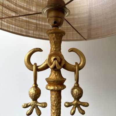 Pair of gilt metal cast iron table lamps in bronze style by Nicolas Dewael for Fondica. Other artists like Mathias, Stéphane Galerneau, Pierre Casenove worked for the French manufacture during the 1980s. France 1990. in the style of Garouste and Bonetti, Giacometti, Maison Jansen, Baguès, Charles, Hollywood Regency. floor lamp sconces chandelier 1970 mid-century modern brutalist brass gilt bronze metal chrome stainless steel
