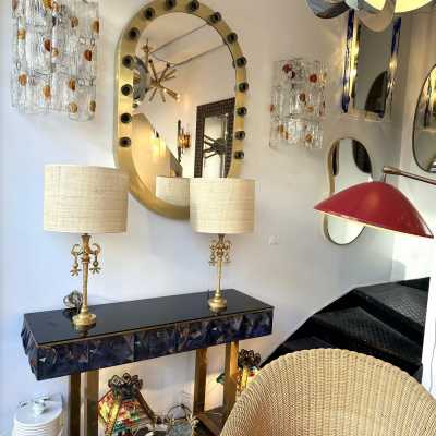 Pair of gilt metal cast iron table lamps in bronze style by Nicolas Dewael for Fondica. Other artists like Mathias, Stéphane Galerneau, Pierre Casenove worked for the French manufacture during the 1980s. France 1990. in the style of Garouste and Bonetti, Giacometti, Maison Jansen, Baguès, Charles, Hollywood Regency. floor lamp sconces chandelier 1970 mid-century modern brutalist brass gilt bronze metal chrome stainless steel