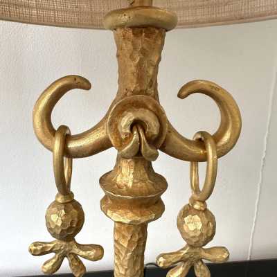 Pair of gilt metal cast iron table lamps in bronze style by Nicolas Dewael for Fondica. Other artists like Mathias, Stéphane Galerneau, Pierre Casenove worked for the French manufacture during the 1980s. France 1990. in the style of Garouste and Bonetti, Giacometti, Maison Jansen, Baguès, Charles, Hollywood Regency. floor lamp sconces chandelier 1970 mid-century modern brutalist brass gilt bronze metal chrome stainless steel