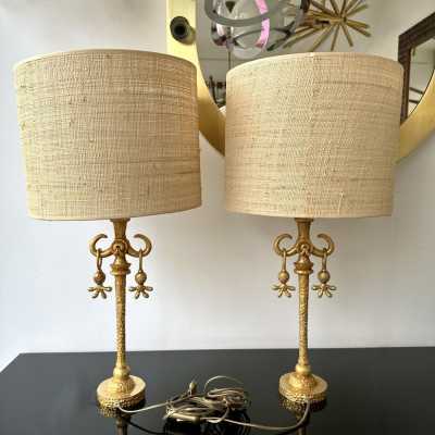 Pair of gilt metal cast iron table lamps in bronze style by Nicolas Dewael for Fondica. Other artists like Mathias, Stéphane Galerneau, Pierre Casenove worked for the French manufacture during the 1980s. France 1990. in the style of Garouste and Bonetti, Giacometti, Maison Jansen, Baguès, Charles, Hollywood Regency. floor lamp sconces chandelier 1970 mid-century modern brutalist brass gilt bronze metal chrome stainless steel