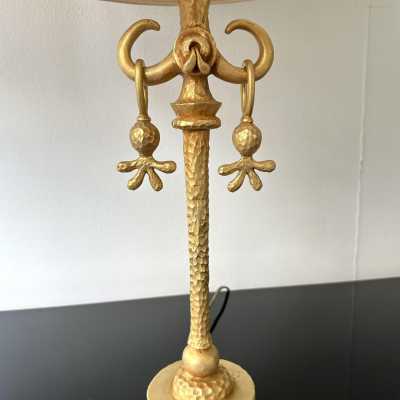 Pair of gilt metal cast iron table lamps in bronze style by Nicolas Dewael for Fondica. Other artists like Mathias, Stéphane Galerneau, Pierre Casenove worked for the French manufacture during the 1980s. France 1990. in the style of Garouste and Bonetti, Giacometti, Maison Jansen, Baguès, Charles, Hollywood Regency. floor lamp sconces chandelier 1970 mid-century modern brutalist brass gilt bronze metal chrome stainless steel