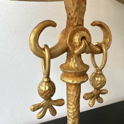 Pair of gilt metal cast iron table lamps in bronze style by Nicolas Dewael for Fondica. Other artists like Mathias, Stéphane Galerneau, Pierre Casenove worked for the French manufacture during the 1980s. France 1990. in the style of Garouste and Bonetti, Giacometti, Maison Jansen, Baguès, Charles, Hollywood Regency. floor lamp sconces chandelier 1970 mid-century modern brutalist brass gilt bronze metal chrome stainless steel