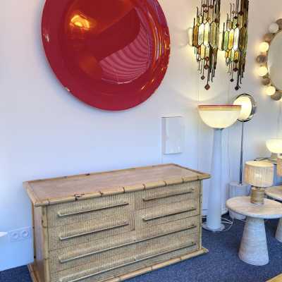 Chest of drawers in bamboo rattan and varnished raffia with brass drawer handles by Galerie Maison et Jardin. France 1970. Most likely an Italian manufacture for Galerie Maison et Jardin. in the style of Renato Zevi, Romeo Rega, Maison Jansen, Willy Rizzo, Mario Sabot, Hollywood Regency, Esperia. side tables mid-century chest of drawers