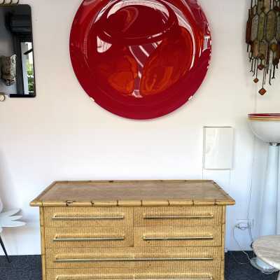Chest of drawers in bamboo rattan and varnished raffia with brass drawer handles by Galerie Maison et Jardin. France 1970. Most likely an Italian manufacture for Galerie Maison et Jardin. in the style of Renato Zevi, Romeo Rega, Maison Jansen, Willy Rizzo, Mario Sabot, Hollywood Regency, Esperia. side tables mid-century chest of drawers