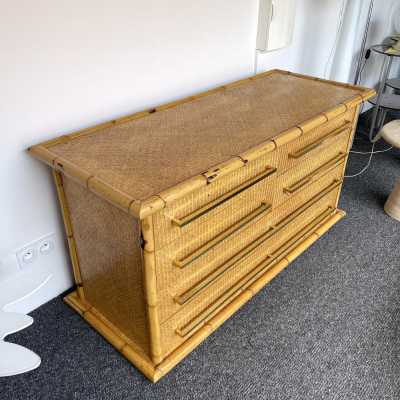 Chest of drawers in bamboo rattan and varnished raffia with brass drawer handles by Galerie Maison et Jardin. France 1970. Most likely an Italian manufacture for Galerie Maison et Jardin. in the style of Renato Zevi, Romeo Rega, Maison Jansen, Willy Rizzo, Mario Sabot, Hollywood Regency, Esperia. side tables mid-century chest of drawers
