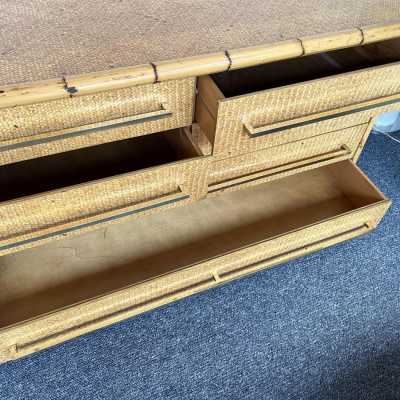 Chest of drawers in bamboo rattan and varnished raffia with brass drawer handles by Galerie Maison et Jardin. France 1970. Most likely an Italian manufacture for Galerie Maison et Jardin. in the style of Renato Zevi, Romeo Rega, Maison Jansen, Willy Rizzo, Mario Sabot, Hollywood Regency, Esperia. side tables mid-century chest of drawers