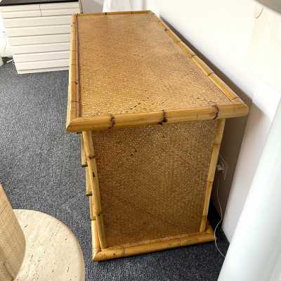 Chest of drawers in bamboo rattan and varnished raffia with brass drawer handles by Galerie Maison et Jardin. France 1970. Most likely an Italian manufacture for Galerie Maison et Jardin. in the style of Renato Zevi, Romeo Rega, Maison Jansen, Willy Rizzo, Mario Sabot, Hollywood Regency, Esperia. side tables mid-century chest of drawers