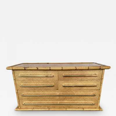 Chest of drawers in bamboo rattan and varnished raffia with brass drawer handles by Galerie Maison et Jardin. France 1970. Most likely an Italian manufacture for Galerie Maison et Jardin. in the style of Renato Zevi, Romeo Rega, Maison Jansen, Willy Rizzo, Mario Sabot, Hollywood Regency, Esperia. side tables mid-century chest of drawers