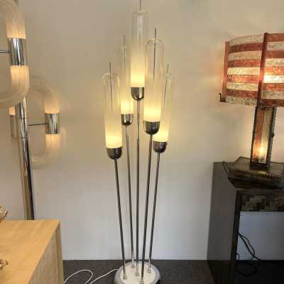Reed floor lamp in Murano glass and chromed metal by Mazzega. Italy 1970. in the style of Venini, La Murrina, Seguso, Carlo Aldo Nason, Poliarte, Esperia, Angelo Brotto, Stilnovo, Arteluce, Arredoluce, Artemide, Pierre Cardin, Lumi, Luci, Raak, Angelo Lelii, Francesco Bocola, Superstudio, Enrico Tronconi, Mario Bellini, Harvey Guzzini, Luigi Massoni, Martinelli, Fabio Lenci, Gio Ponti. mid-century chandelier pendant lamps