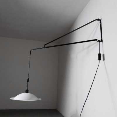 Bracket wall lamp with counterweight in black and white lacquered metal by Stilnovo. Italy 1970. Reggiani, Sciolari, Francesco Buzzi Ceriani, Angelo Brotto for Esperia, Aldo Carlo Nason for Mazzega, Venini, Vistosi, La Murrina, Toni Zuccheri, Fontana Arte, Artemide, Arteluce, Arredoluce, Luigi Caccia Dominioni. mid-century modern pendant chandelier lamps