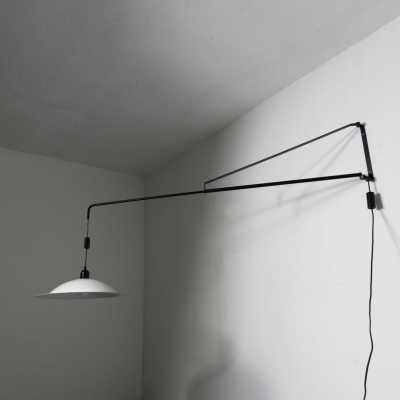Bracket wall lamp with counterweight in black and white lacquered metal by Stilnovo. Italy 1970. Reggiani, Sciolari, Francesco Buzzi Ceriani, Angelo Brotto for Esperia, Aldo Carlo Nason for Mazzega, Venini, Vistosi, La Murrina, Toni Zuccheri, Fontana Arte, Artemide, Arteluce, Arredoluce, Luigi Caccia Dominioni. mid-century modern pendant chandelier lamps